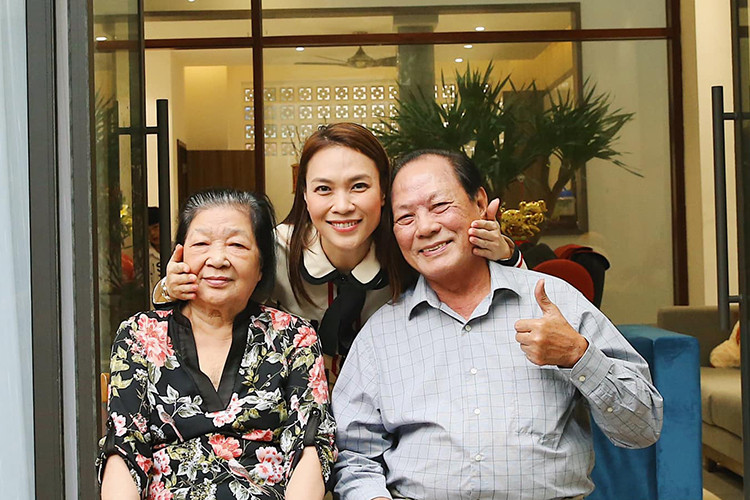 Mỹ Tâm là ca sĩ nổi tiếng, thành công nhưng trong mắt bố mẹ, cô vẫn luôn là cô con gái út cưng của bố mẹ.