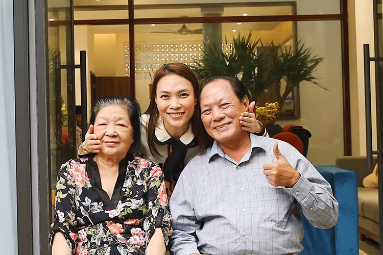 Mỹ Tâm là ca sĩ nổi tiếng, thành công nhưng trong mắt bố mẹ, cô vẫn luôn là cô con gái út cưng của bố mẹ.