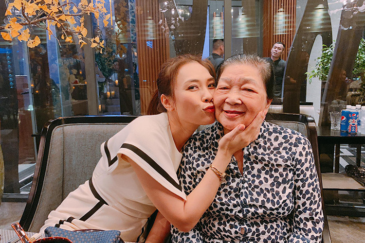 Mỹ Tâm luôn kính trọng và hướng về mẹ của cô dù ở bất kì nơi nào.