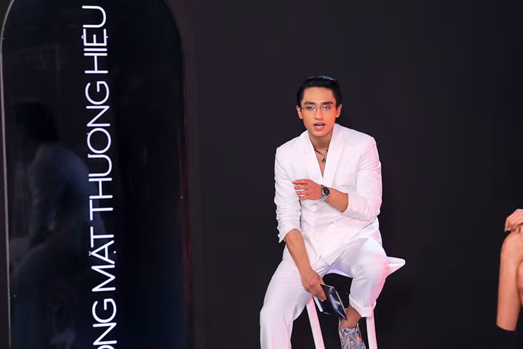 Năm 2017, người mẫu Hữu Vi gây xôn xao khi một bức ảnh được cho là của Hữu Vi đụng chạm vòng 1 của một cô gái bí ẩn.