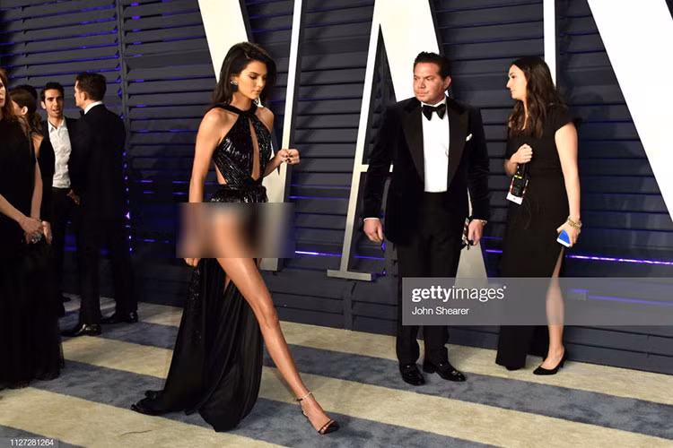 Không ít cư dân mạng soi đầm của Ngọc Trinh có nhiều điểm giống mẫu váy siêu mẫu Kendall Jenner diện tại tiệc hậu Oscar 2019.