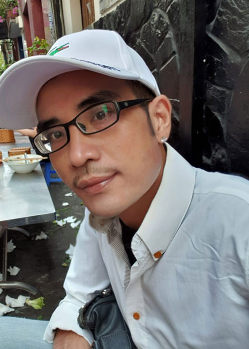 Trong vài tháng trở lại đây, nam ca sĩ đăng tải những dòng chia sẻ đầy tâm trạng kèm hình ảnh trông khá hốc hác của mình.