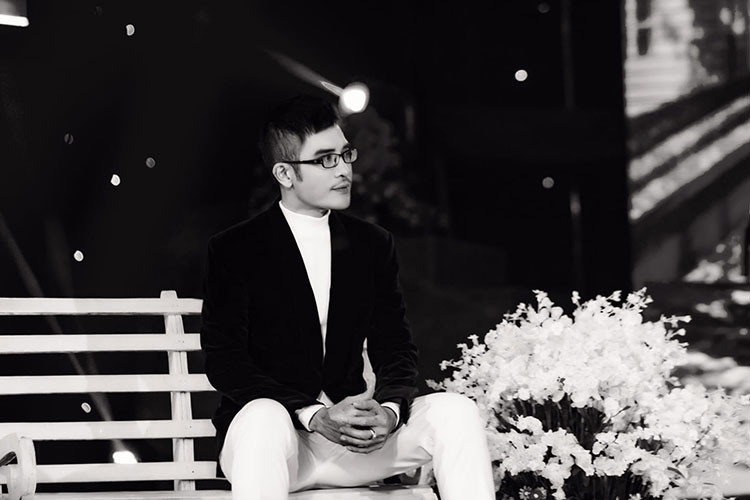 "Vẫn câu nói cũ mà tôi hay dùng để tự động viên chính mình mỗi khi gặp cơn biến động: "Giữ được rừng xanh, sợ gì không củi đốt". Cố lên! Thuyền giấy ơi", nam ca sĩ từng tự động viên bản thân.