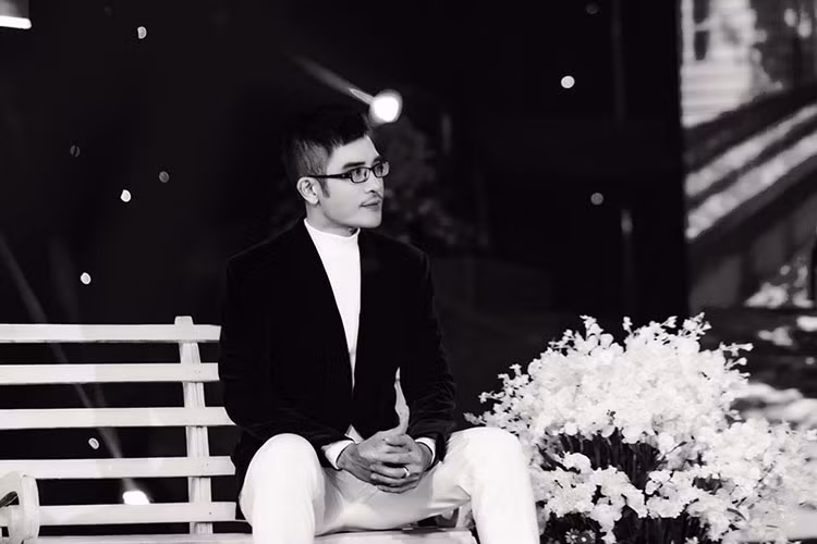"Vẫn câu nói cũ mà tôi hay dùng để tự động viên chính mình mỗi khi gặp cơn biến động: "Giữ được rừng xanh, sợ gì không củi đốt". Cố lên! Thuyền giấy ơi", nam ca sĩ từng tự động viên bản thân.