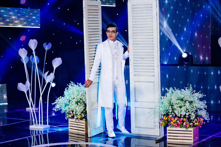 Theo Một thế giới, Vương Bảo Tuấn tên thật là Vương Hoàng Công, sinh năm 1975. Anh là MC của nhiều chương trình như "Ấm mãi trái tim", "Sắc màu tình yêu", "Giai điệu trái tim". Ngoài dẫn chương trình, Bảo Tuấn còn đóng phim và ca hát.