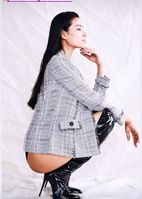 Gần đây, người đẹp gốc Hải Phòng còn khoe vòng 3 táo bạo.