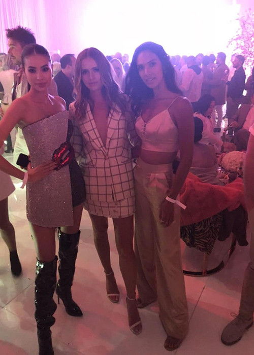 Hình ảnh Phạm Hương bên các người đẹp quốc tế.