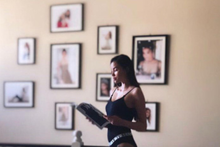 Loạt ảnh gợi cảm của Phạm Hương ở Mỹ gây tranh cãi. Người khen cô ngày càng quyến rũ, kẻ chê nàng hoa hậu nghiện khoe hình thể táo bạo.