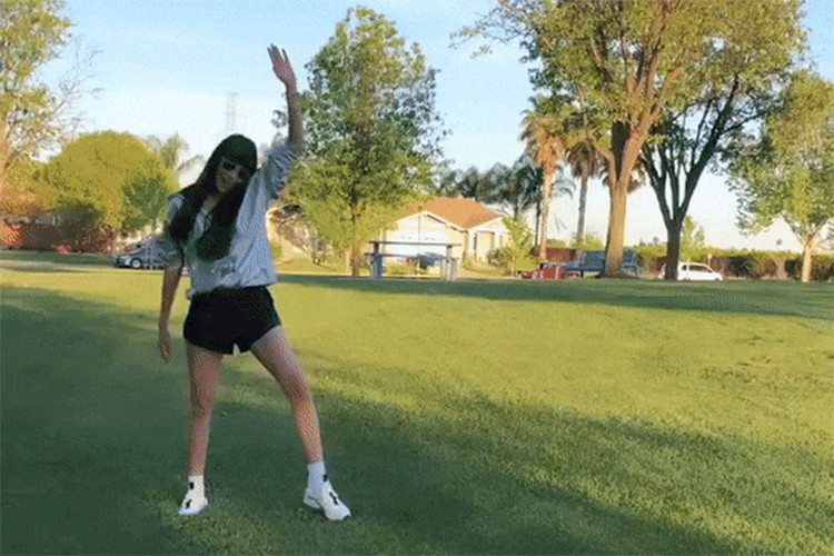 Cô chuyển hướng hình ảnh sang năng động, khỏe khoắn thay vì hình ảnh thanh lịch, quý phái.