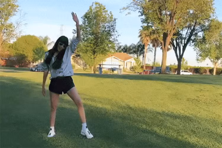 Cô chuyển hướng hình ảnh sang năng động, khỏe khoắn thay vì hình ảnh thanh lịch, quý phái.