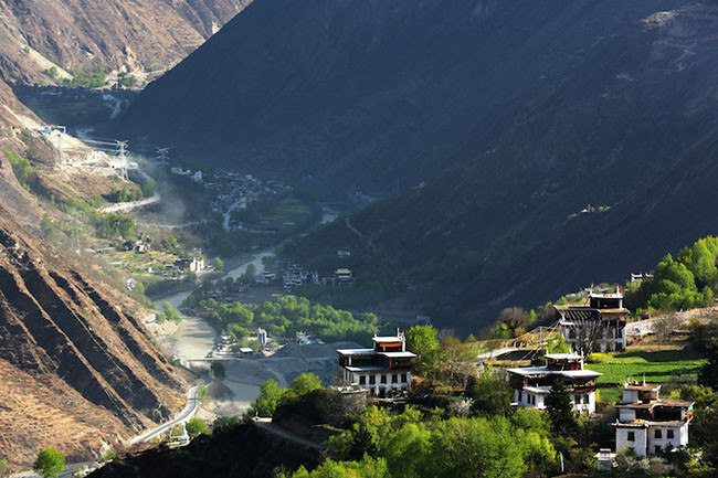 Nếu bạn không có thời gian cho một chuyến đi đến Tây Tạng, bạn vẫn có thể cảm nhận được nền văn hóa đó bằng cách ghé thăm Jiaju, một ngôi làng kiểu Tây Tạng ở tỉnh Tứ Xuyên. Được mệnh danh là vùng đất cổ tích của người Tây Tạng, đây cũng được coi là một trong những thị trấn đẹp nhất Trung Quốc.