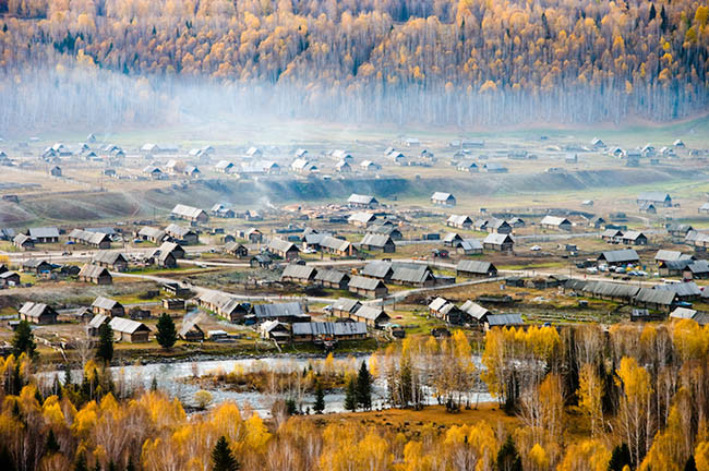 Một chuyến đi đến Làng Hemu sẽ đưa bạn đến phía tây Trung Quốc Tỉnh Tân Cương đến khu vực hồ Kanas tuyệt đẹp. Hemu là một trong những ngôi làng đẹp nhất Trung Quốc. Đó là một ngôi làng nhỏ, trong một khung cảnh giống như khu vườn, nơi người Tuwa sống trong các căn lều gỗ. Hemu và môi trường xung quanh đẹp như tranh vẽ đến nỗi nhiều công ty du lịch đặt các chuyến đi chỉ dành cho những người yêu thích chụp ảnh.