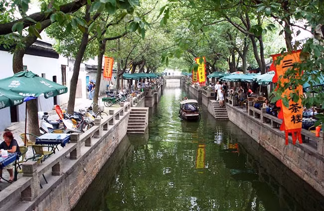 Nếu bạn đến Thượng Hải, bạn nhớ ghé thăm một thị trấn kênh rạch này. Thị trấn tĩnh lặng này có rất nhiều khu vườn và đền thờ tuyệt đẹp. Du ngoạn trên các kênh đào, trên một chiếc thuyền gỗ đáy phẳng du khách sẽ có cảm giác bình yên như quay về thời cổ đại xa xưa.