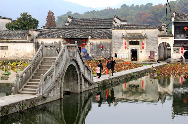 Ngôi làn Hongcun nằm gần núi Hoàng Sơn ở tỉnh An Huy có hình dạng một con bò. Đầu là một ngọn đồi, hai cây trên đó là sừng, bốn cây cầu tượng trưng cho đôi chân và những ngôi nhà là thân bò. Bên cạnh hình dạng độc đáo, Hongcun nổi tiếng với kiến trúc triều đại nhà Minh và nhà Thanh. Hongcun được coi là một ngôi làng truyền thống nhất của Trung Quốc.