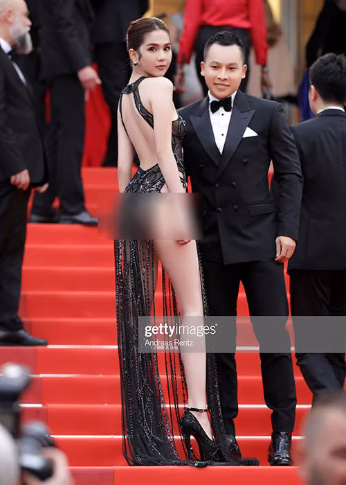 Chân dài gốc Trà Vinh diện bộ đầm mỏng tang để lộ cả 3 vòng tại sự kiện.