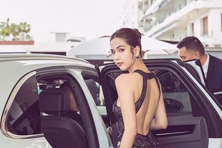 Tờ China Times hay trang Fashion Models đều đăng tải hình ảnh Ngọc Trinh kèm nhận xét cô mặc hở hang.