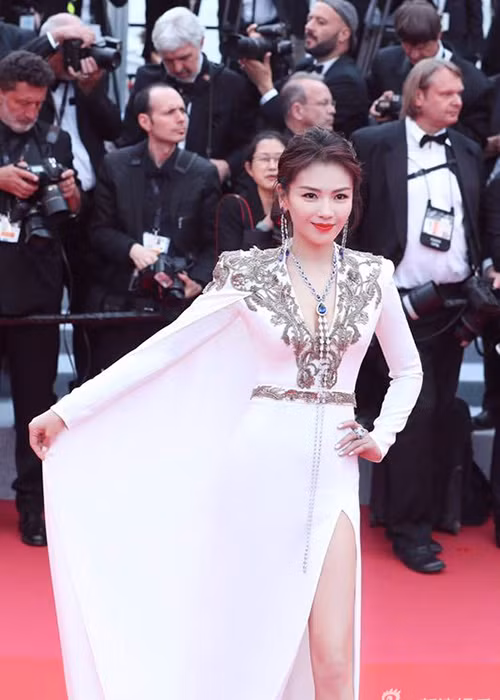 Giống đàn chị Củng Lợi, Lưu Đào lựa chọn trang phục trắng.