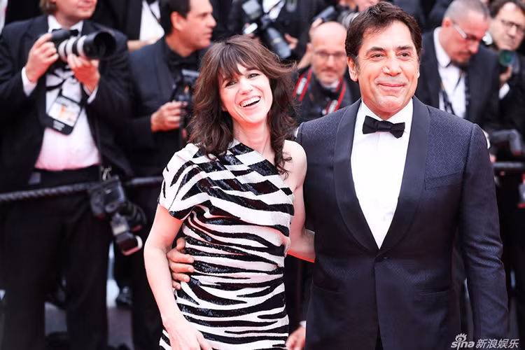 Diễn viên Charlotte Gainsbourg sánh đôi cùng Javier Bardem tại sự kiện.