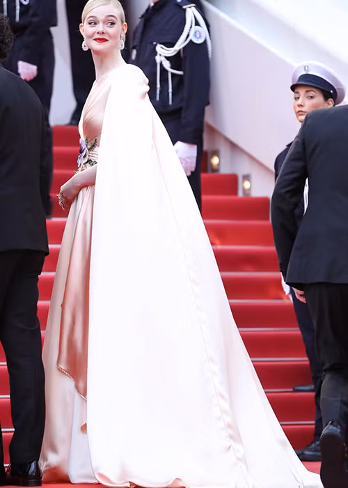 Elle Fanning - ngôi sao 21 tuổi diện đầm thướt tha. Được biết, cô là một trong những giám khảo của LHP Cannes năm nay.