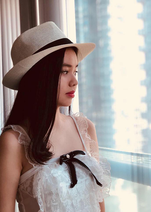 Trà My sinh năm 2004. Theo Zing, bố mẹ ly hôn năm cô 10 tuổi và hiện tại, Trà My sống cùng mẹ.