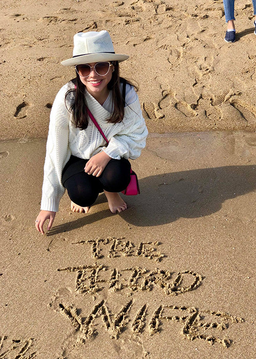 Ở đời thường, nữ diễn viên phim "Người vợ ba" ăn mặc trẻ trung.