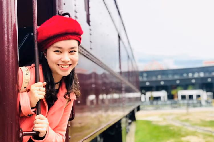 Trà My sinh năm 2004, quay phim "Người vợ ba" khi 13 tuổi. Điều đáng nói, cô thực hiện những cảnh nóng trong phim.