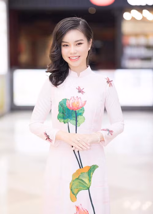 Trong buổi họp báo ra mắt phim "Người vợ ba" mới đây, Trà My chọn phong cách khá dừ so với lứa tuổi.