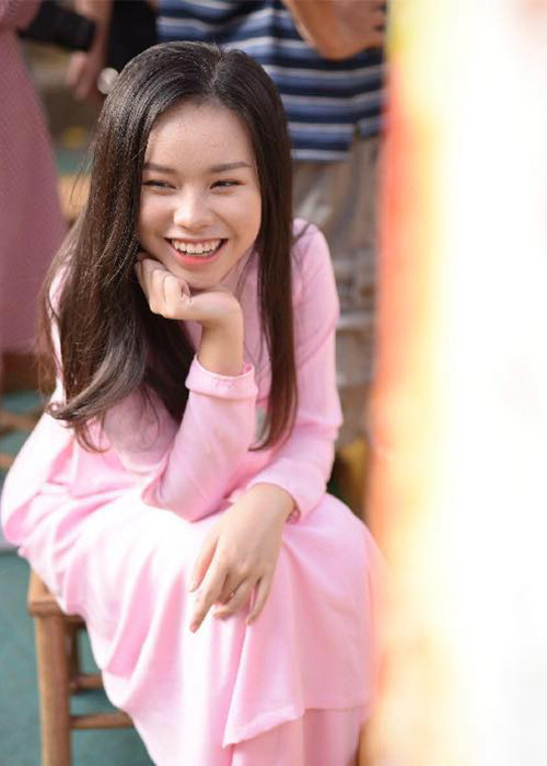 Nữ diễn viên 10X sở hữu nét đẹp mộc mạc, phù hợp với nhân vật trong bộ phim lấy bối cảnh ở thế kỷ 19.