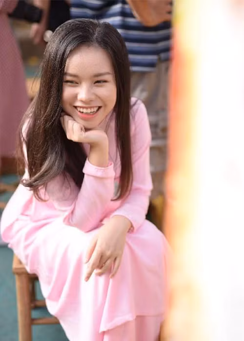 Nữ diễn viên 10X sở hữu nét đẹp mộc mạc, phù hợp với nhân vật trong bộ phim lấy bối cảnh ở thế kỷ 19.