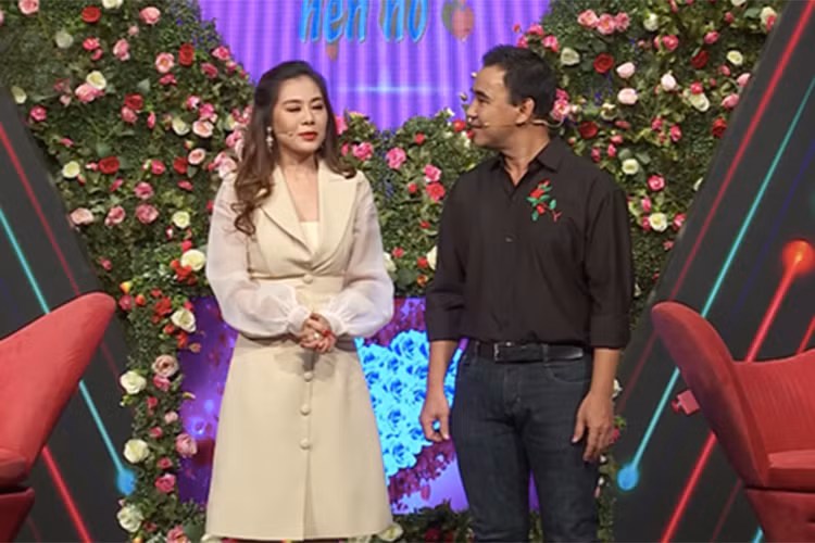 Trong vai trò dẫn chương trình, Nam Thư bị nhiều cư dân mạng chê kém duyên.