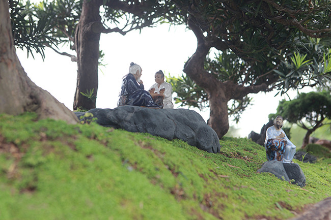 Dưới những gốc tùng la hán, anh Thịnh đặt tượng mang ý nghĩa triết lý sâu sắc.