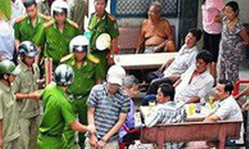 Doi 'boi duong', mot can bo trat tu do thi gia bi bat