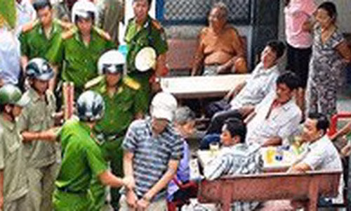 Doi 'boi duong', mot can bo trat tu do thi gia bi bat