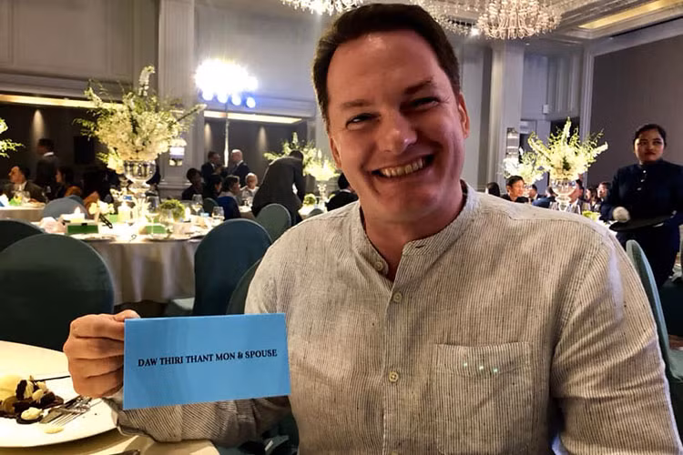 Chồng cũ hạnh phúc bên vợ mới, Hồng Nhung không bên con Ngày của mẹ - Hình 2 Chong cu hanh phuc ben vo moi, Hong Nhung khong ben con Ngay cua me-Hinh-2