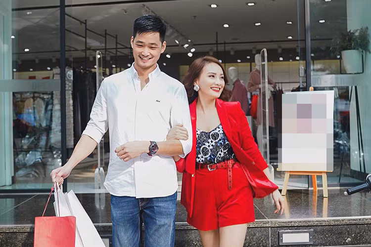 Bảo Thanh tâm sự từ khi lúc mới yêu, cô thường rủ chồng tới trường quay xem cô diễn, nhất là các buổi quay có cảnh tình tứ để anh tin tưởng vợ.