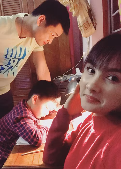 Nữ diễn viên phim "Về nhà đi con" thường xuyên khoe tổ ấm hạnh phúc bên chồng và con trai.