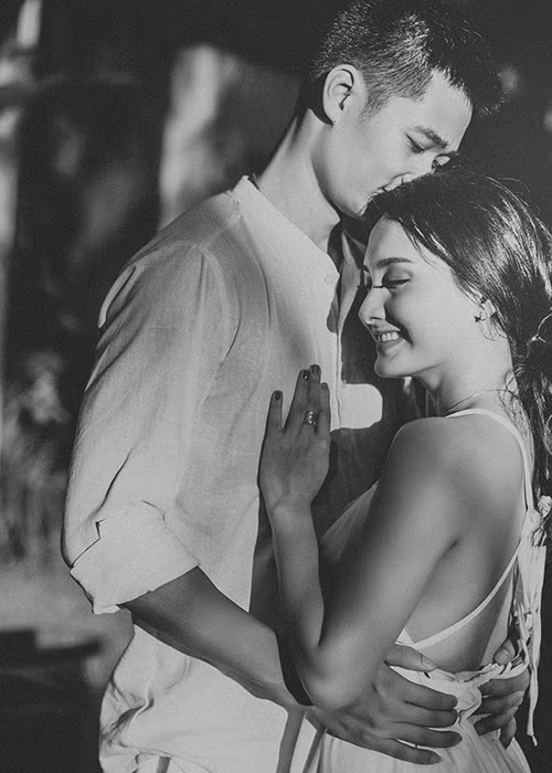 Bảo Thanh chia sẻ trên Vietnamnet rằng, khi quay cảnh ôm hôm bạn diễn Quốc Trường, cô đã nhờ đoàn phim quay lại gửi chồng xem trước.