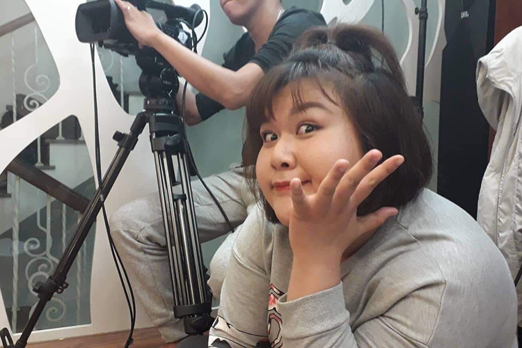 Ngoài đời, Thủy Tiên không ghê gớm như trong phim mà nhí nhảnh, đáng yêu.