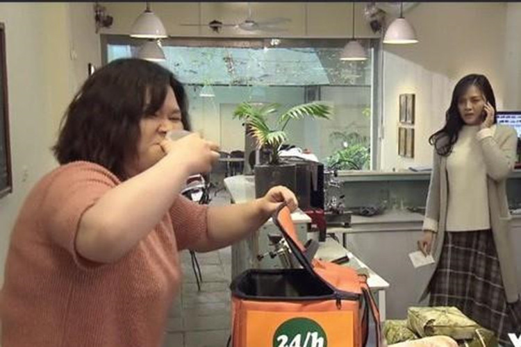 Liễu là cô em chồng tai quái của Huệ (Thu Quỳnh đóng) trong "Về nhà đi con".