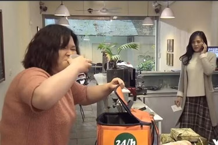 Liễu là cô em chồng tai quái của Huệ (Thu Quỳnh đóng) trong "Về nhà đi con".