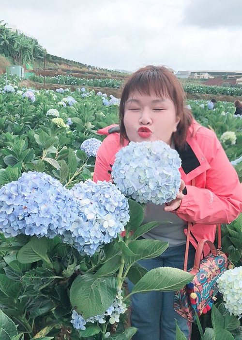 Thủy Tiên sinh năm 1995, từng sở hữu cân nặng quá khổ (127 kg) nên được mệnh danh là hot girl trăm cân.