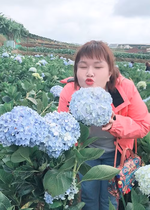 Thủy Tiên sinh năm 1995, từng sở hữu cân nặng quá khổ (127 kg) nên được mệnh danh là hot girl trăm cân.