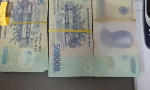 Bo quen cuc tien tren may bay, khach bat ngo khi nhan tra