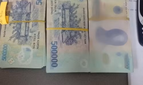 Bo quen cuc tien tren may bay, khach bat ngo khi nhan tra