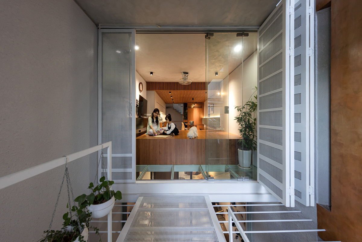 Cây xanh kết hợp với mặt kiến trúc dựa trên quy luật toán học về sự chuyển tiếp đặc và rỗng qua mặt tiền, tạo cảm giác thẩm mỹ và mang lại sự riêng tư.