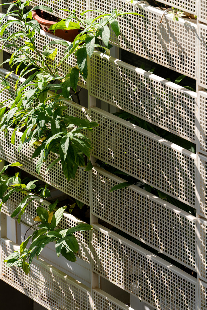 Tận dụng lợi thế của con hẻm yên tĩnh, kiến trúc sư khai thác không gian ngoài trời để kết nối với trong nhà, tạo sự giao tiếp trong và ngoài cũng như mở rộng không gian căn nhà.