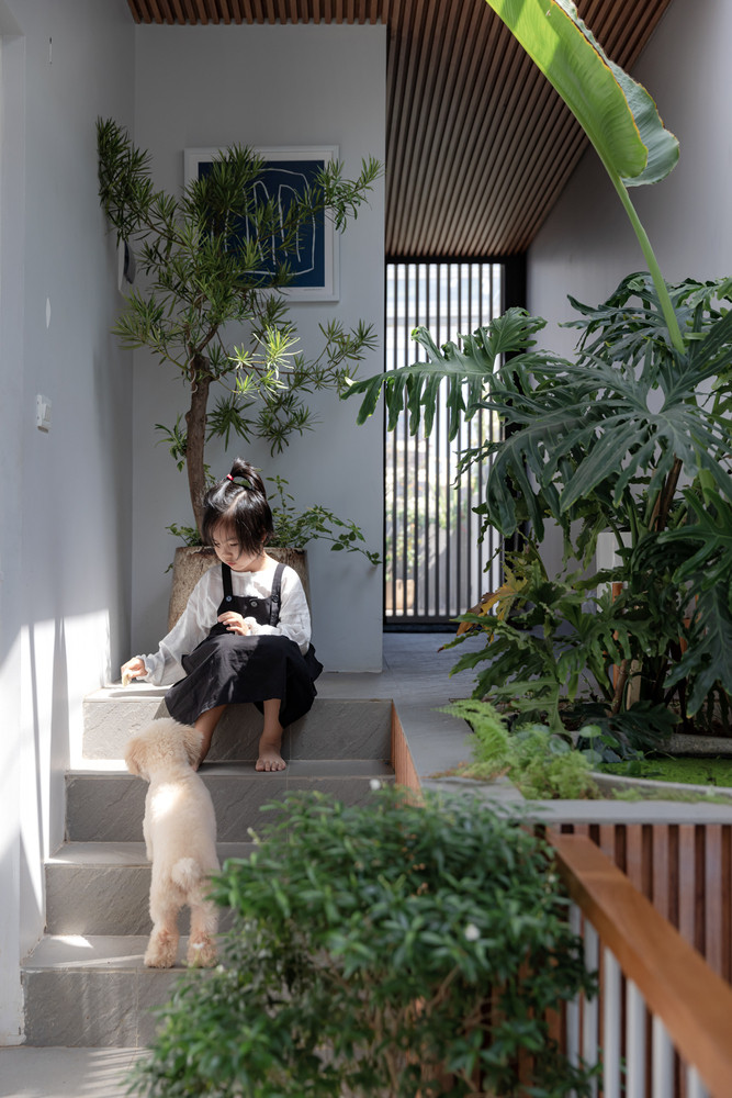 Với diện tích đất hẹp, chiều cao tầng hạn chế và nằm trong ngõ nhỏ, để có được không gian thoáng ưu tiên cho cây xanh, thay vì mở giếng trời lớn, nhóm thiết kế tạo một giếng trời nhỏ để lưu thông không khí ở cuối nhà và tạo hiệu ứng thị giác cho nút giao thông và mặt đứng.