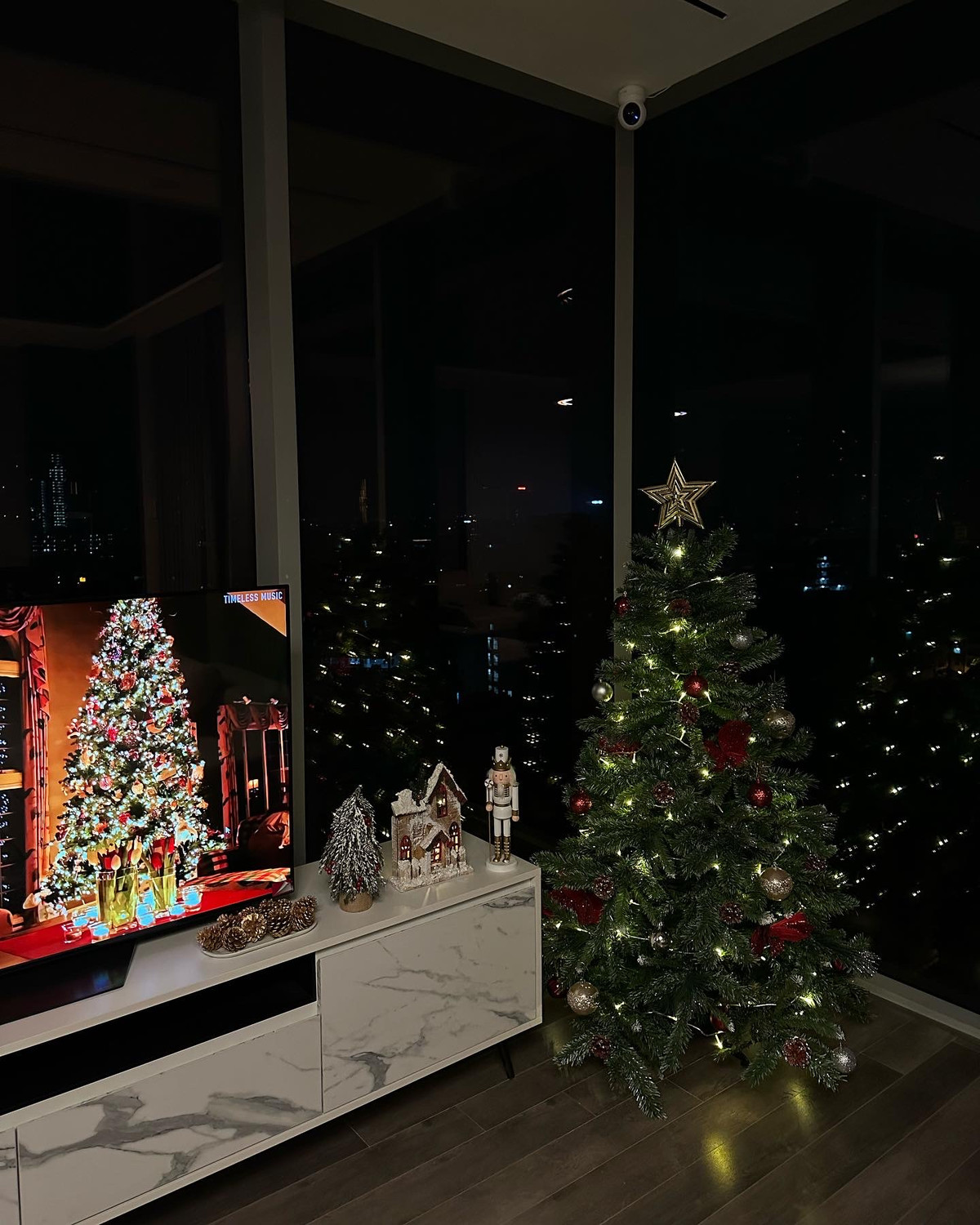 Dịp Giáng sinh, vợ chồng Thành Chung trang trí cây thông đầy màu sắc. Ảnh: FBNV