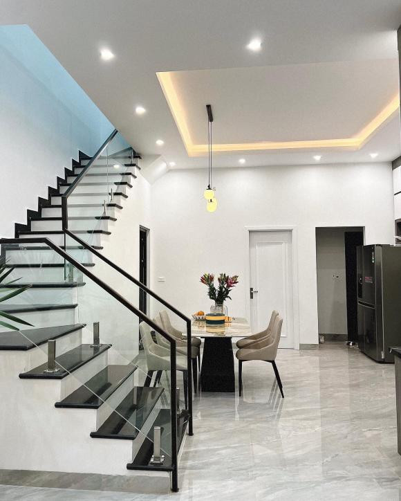 Căn nhà có kiến trúc hiện đại, sử dụng cửa kính để tận dụng nguồn sáng tự nhiên. Ảnh: FBNV