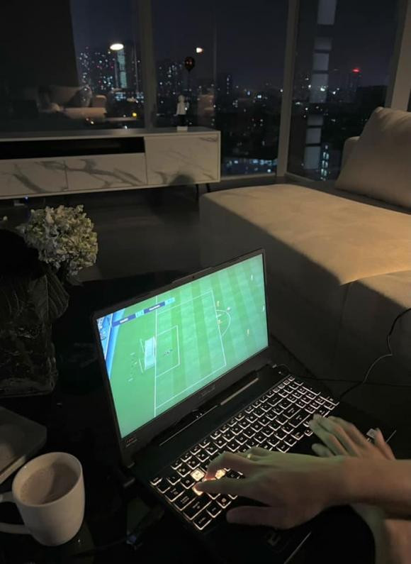 Theo đó, căn hộ của Thành Chung và bà xã Tố Uyên có view siêu đẹp, ngắm toàn cảnh thành phố. Ảnh: FBNV